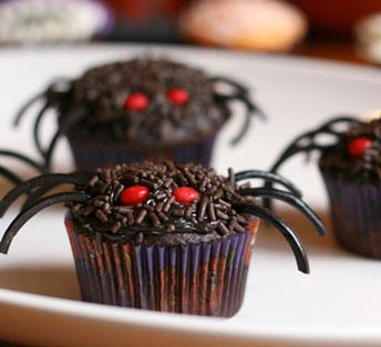 DIY Halloween spider cupcakes.